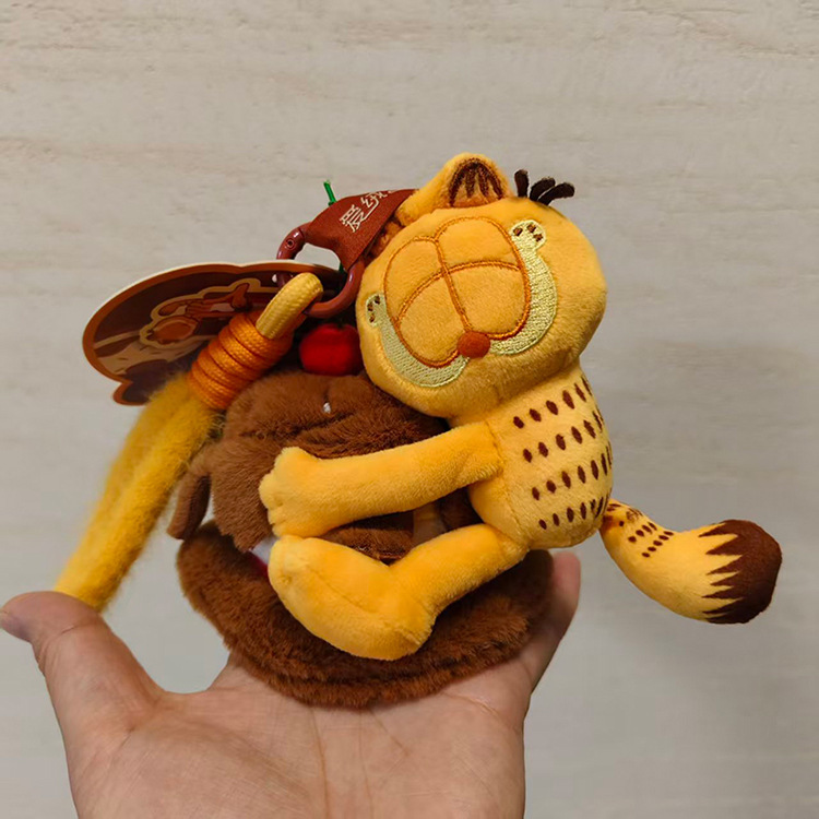 دمى محشوة أصلية على شكل شخصيات - مراجعة Cat Toys وسعره